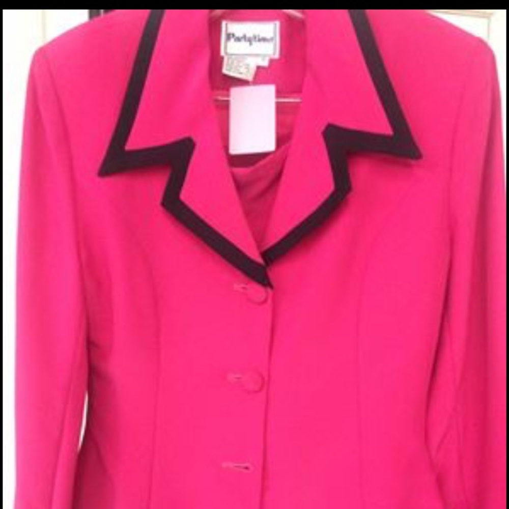 Skirt suit